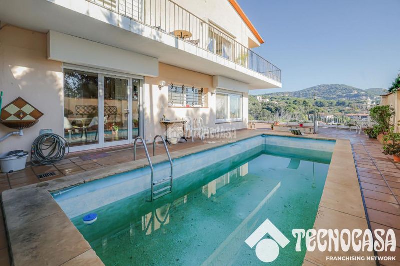 Foto f422ea99-5065-4c90-9334-0292e6f59bc1. Casa amb piscina a Cabrils