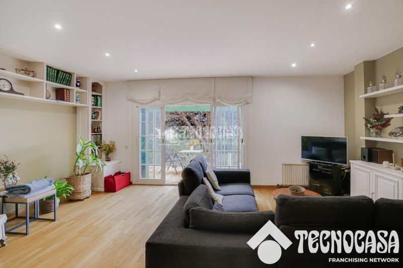 Foto 6706a49a-dcc1-4021-94af-cf3d219ffb50. Casa aparellada amb aparcament piscina a Vilassar de Dalt