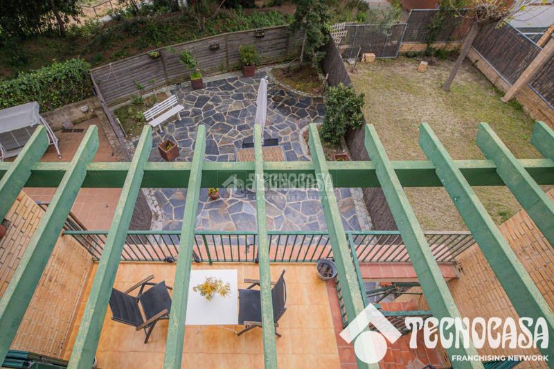 Foto 83491df2-3c01-4d94-9bfb-8844157da0d9. Casa aparellada amb aparcament piscina a Vilassar de Dalt