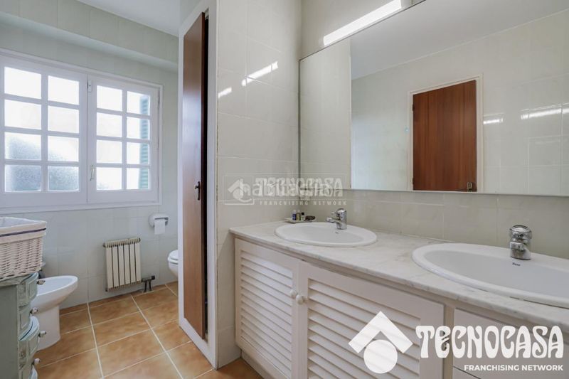 Foto f44f978b-2bfc-4f1e-b5c9-30e9df0920b4. Casa aparellada amb aparcament piscina a Vilassar de Dalt