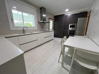 Xalet a Canet de Mar. Casa a 4 vientos con amplio jardn, garaje y espacios luminosos.