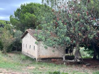 Finca rústica en Canet de Mar. Terreno con casa buena accesibilidad