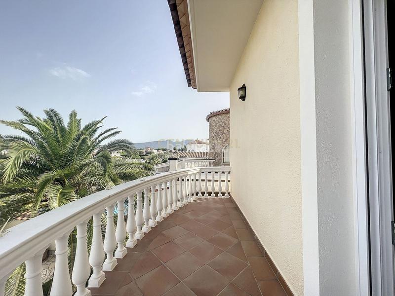 Foto 8e12731c-dd21-48af-9dd5-dd2b94a405e1. Casa en Cap Ras - Creus - Falconera Empuriabrava