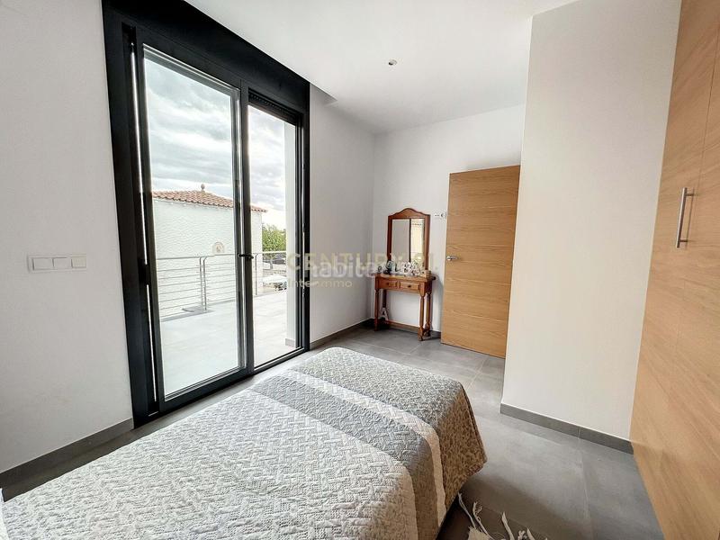 Foto ed4602a4-6834-457e-ac38-c9ac5bc37bd3. Casa en Carmençó Empuriabrava