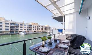 Casa adossada a Carrer port moxo 75. Maison rénovée avec amarrage avant les ponts, empuriabrava