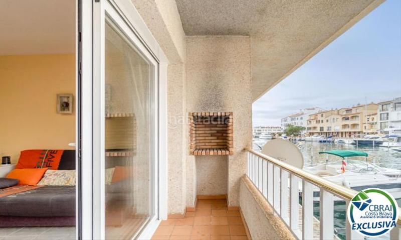 Foto 2a56d15e-b5fa-412f-98fa-c92db3864903. Piso en carrer port moxo 73 apartamento con vistas al canal, amarre para velero y parking exterior privado en Empuriabrava
