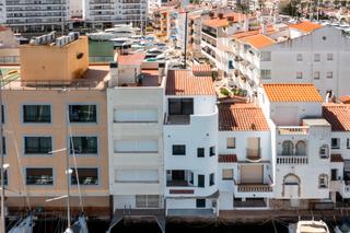 Casa adossada  Carrer cavall de mar. Casa reformada antes de los puentes con amarre 14x4.5m a empuria