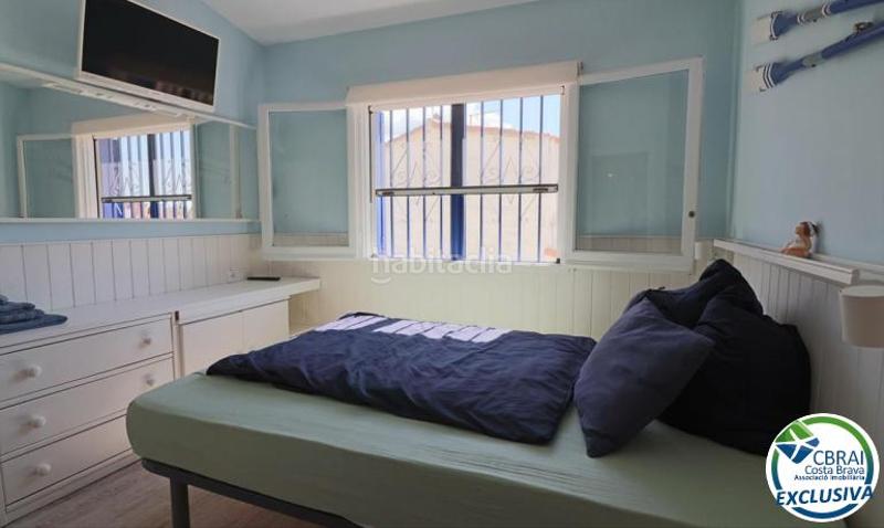 Foto 417ac4df-f7c5-4ee0-ae38-21863a770844. Casa pareada en carrer Sant Maurici 269 casa con gran terraza al sur adosada ubicada en la zona de Sant Maurici en Empuriabrava