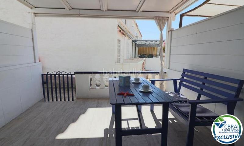 Foto a9fdf0cc-bc30-4336-bae1-77d2883df64d. Casa pareada en carrer Sant Maurici 269 casa con gran terraza al sur adosada ubicada en la zona de Sant Maurici en Empuriabrava