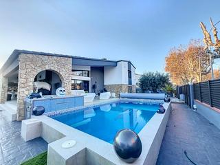 Casa a Carlit - Montseny. Villa en venta a empuriabrava con piscina