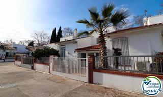 Casa aparellada a Carrer montseny 122. Casa en montseny con tres dormitorios y vistas despejadas a un p