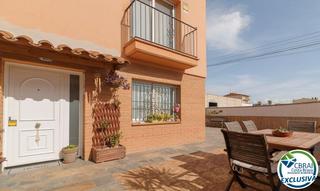 Casa aparellada a Sector puigmal 89. Casa con piscina en puigmal, empuriabrava – 4 habitaciones, y ub
