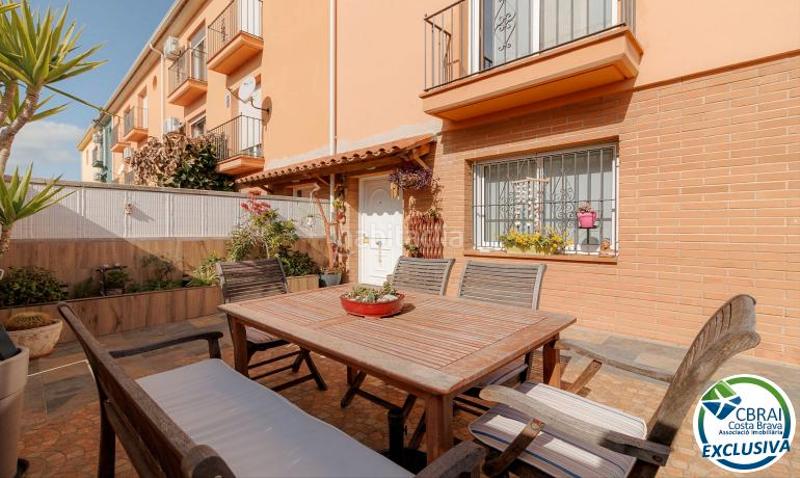 Foto ae17e1ef-f165-4e0f-92b7-5b34b3e60d5b. Casa pareada en sector puigmal 89 casa con piscina en puigmal, – 4 habitaciones, y ubicación ideal en Empuriabrava
