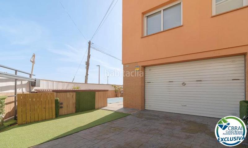 Foto c76359f5-001a-4113-b2d1-90d3971df7e7. Casa pareada en sector puigmal 89 casa con piscina en puigmal, – 4 habitaciones, y ubicación ideal en Empuriabrava