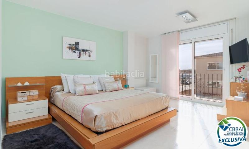 Foto f69dfa51-2315-4a19-b20f-25b53df43e00. Casa pareada en sector puigmal 89 casa con piscina en puigmal, – 4 habitaciones, y ubicación ideal en Empuriabrava
