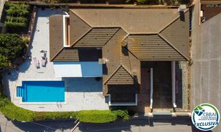 Maison à Carrer puigmal 24. Casa grande con piscina, garaje en lote de esquina en zona tranq