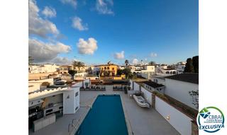 Xalet a Carrer falconera 35. Casa con piscina y amarre 12.25 x 3 cerca del mar en venta en em