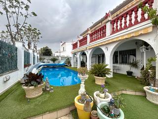 Casa a Carrer montgrí 191. Oportunidad en empuriabrava : villa con 2 apartamentos separados