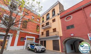 Casa aparellada a Plaça de l\'ajuntament 2. Venta de edifico completo en el centro de la jonquera