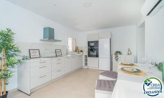 Pis a Carrer de bernat metge 1. Apartamento reformado en roses, a solo 30 metros de la playa