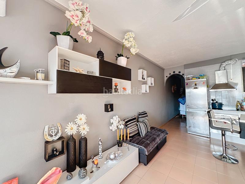 Foto 2f092383-da9d-4414-9fac-677de750e656. Piso en carrer Sant Maurici 210 apartamento reformado con terraza y vistas al lago licencia turística en Empuriabrava