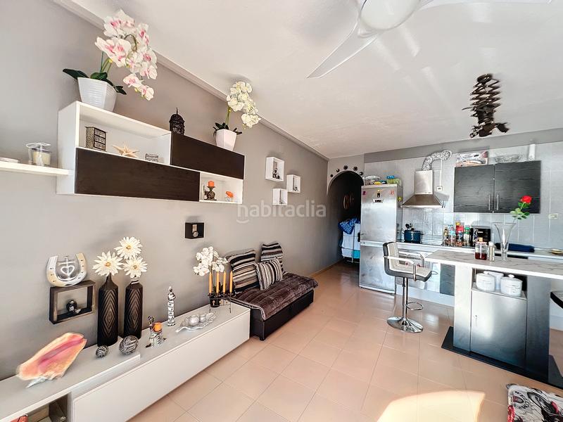 Foto 44e73663-e584-4ae6-bc4a-259d09d5bdf8. Piso en carrer Sant Maurici 210 apartamento reformado con terraza y vistas al lago licencia turística en Empuriabrava