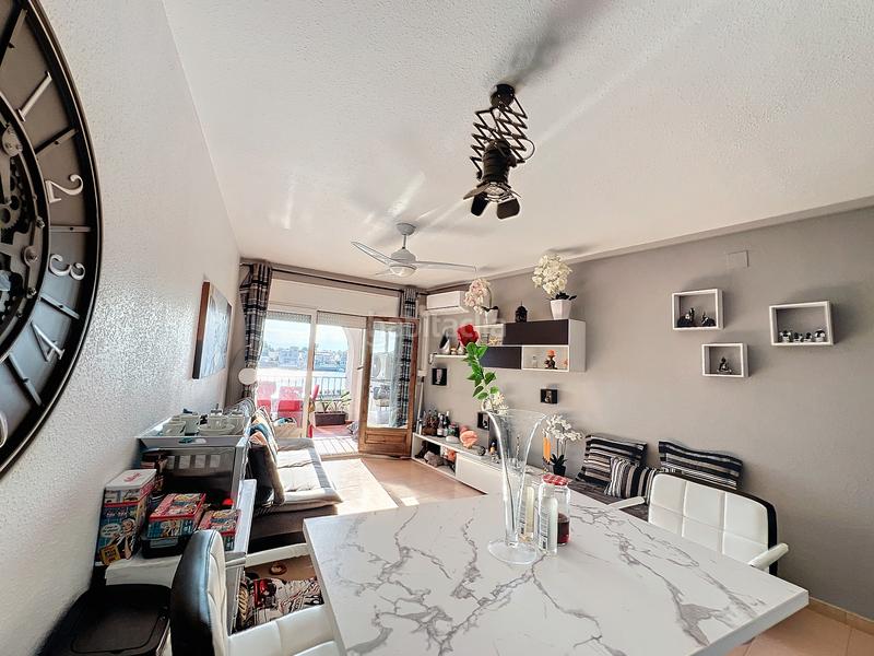 Foto 4d82ef8d-6a1d-46e4-82a6-bb44c8e61f04. Piso en carrer Sant Maurici 210 apartamento reformado con terraza y vistas al lago licencia turística en Empuriabrava