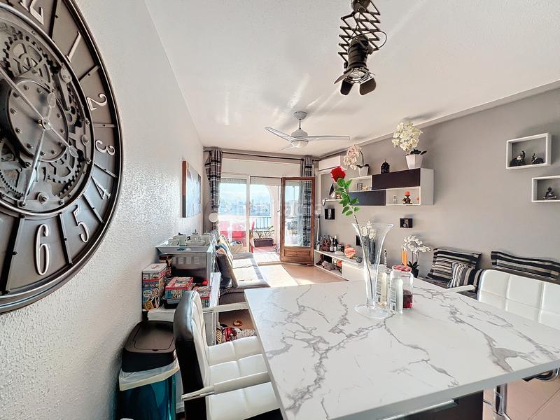 Foto 54a75e44-7bf8-4dd1-9a94-daaa43a31721. Piso en carrer Sant Maurici 210 apartamento reformado con terraza y vistas al lago licencia turística en Empuriabrava
