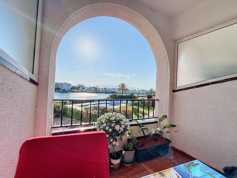 Foto 5ba6b2e4-7264-4acc-8885-4a18df5cb2dd. Piso en carrer Sant Maurici 210 apartamento reformado con terraza y vistas al lago licencia turística en Empuriabrava