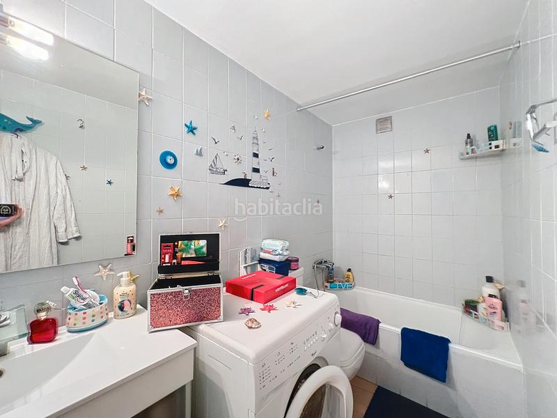 Foto 8d568c4e-c908-45dd-a03d-d76b83d0cb91. Piso en carrer Sant Maurici 210 apartamento reformado con terraza y vistas al lago licencia turística en Empuriabrava