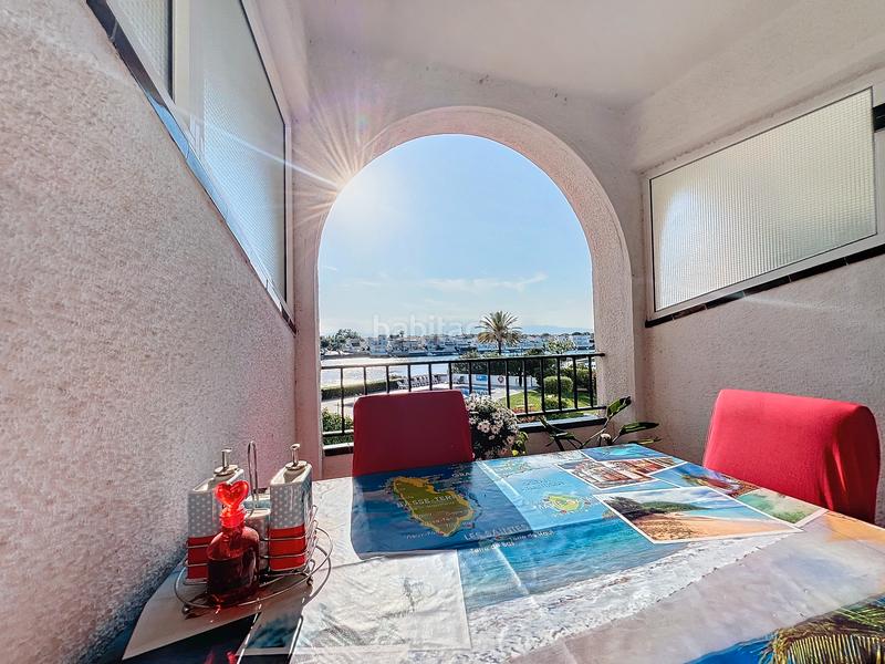 Foto a2874205-6096-4a3b-8c0b-1a435d405556. Piso en carrer Sant Maurici 210 apartamento reformado con terraza y vistas al lago licencia turística en Empuriabrava