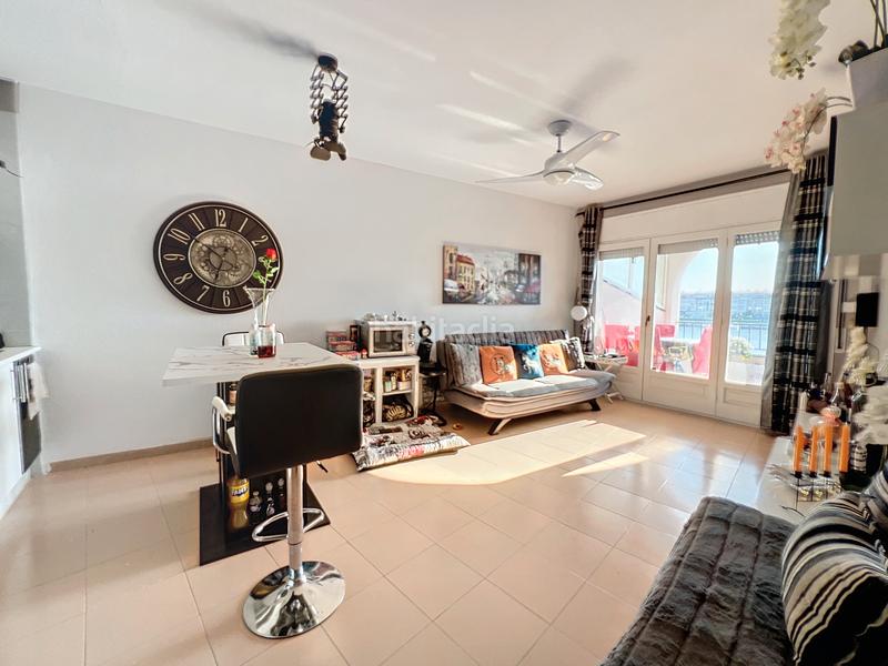 Foto d9336afa-7a2b-49e8-81be-b064ac75780f. Piso en carrer Sant Maurici 210 apartamento reformado con terraza y vistas al lago licencia turística en Empuriabrava