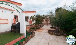 Maison à Carrer riera-la almadrava 15. Casa con jardín y dos apartamentos