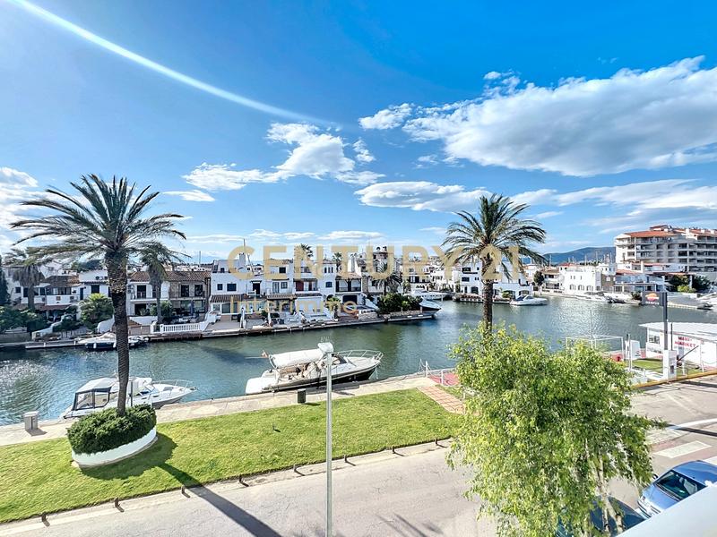 Foto 3eb51648-5f86-427a-9c44-c5bf3bdfe60f. Piso en carrer poblat típic-gregal 19 piso vista canal al centro en Empuriabrava