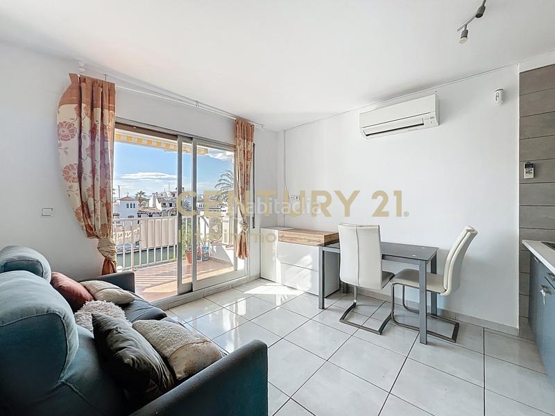 Foto cf01f7f5-b94b-4e22-b458-e833bff3b9b0. Piso en carrer poblat típic-gregal 19 piso vista canal al centro en Empuriabrava