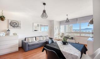 Pis a Carrer muga-delta 9. Acogedor apartamento con vistas al mar, a solo unos pasos de la
