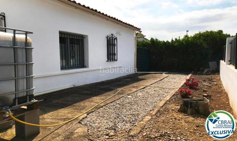 Foto 8c3a88b5-7f2c-4f95-bda8-6d7104416843. Casa en carrer baix camp 4 amplia casa con piscina en venta en mas boscà en Roses