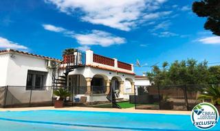 Maison à Carrer baix camp 4. Amplia casa con piscina en venta en mas boscà roses