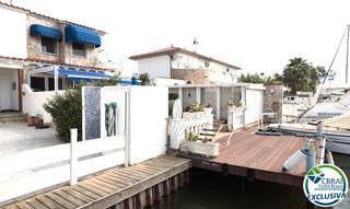 Casa aparellada a Carrer port joan 51. Venta de casa con gran amarre en santa margarita, roses