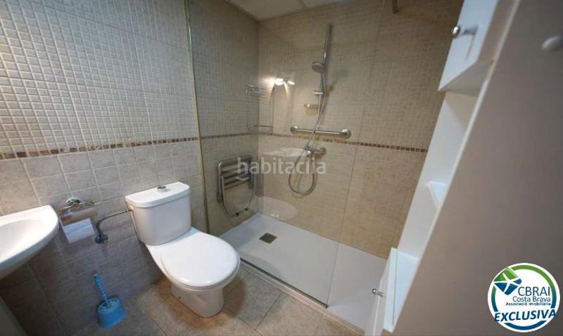 Foto 99894159-3076-40a8-97fa-38f7b0836302. Piso en carrer port joan 43 ático de 1 dormitorio con sótano y plaza de parking privada en venta en Roses