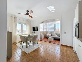 Apartament a Avinguda de la platja 70. En venta – amplio estudio renovado con dormitorio independiente