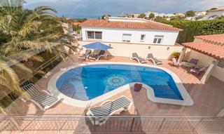 Haus in Carrer castella 5. Villa completamente renovada con 3 apartamentos, piscina y garaj