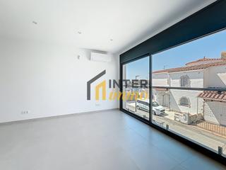 Casa a Carrer sant maurici 184. Casa contemporánea de obra nueva con garaje y solárium – empuria