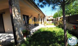 Casa a Carrer delícies 17. Casa con jardín en sant pere pescador