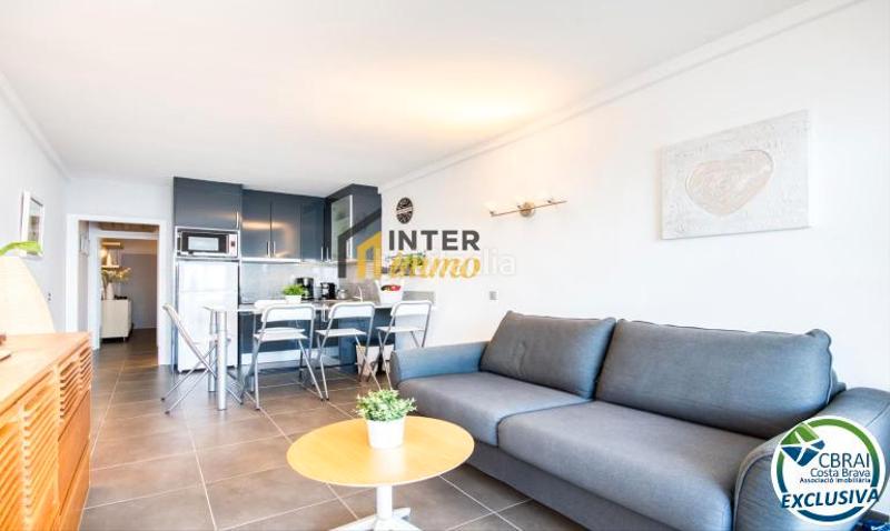 Foto 01d847b1-59cb-447b-b6a6-397a0f464f57. Piso en carretera canyelles 10 apartamento reformado con vistas al mar y licencia turística en Roses