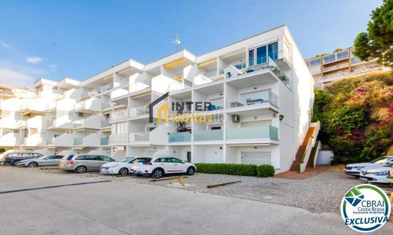 Foto d3aabe42-3aa0-495e-b46f-c6c5bdcb8a38. Piso en carretera canyelles 10 apartamento reformado con vistas al mar y licencia turística en Roses
