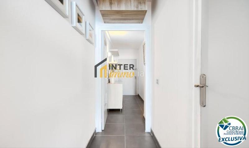 Foto d5e5f51c-a825-432c-a5bf-3ce02d06b9a3. Piso en carretera canyelles 10 apartamento reformado con vistas al mar y licencia turística en Roses