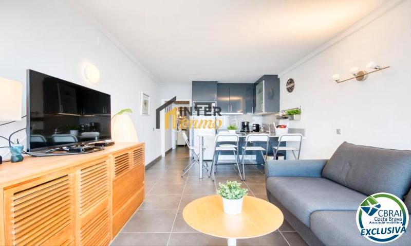 Foto f3961644-3f65-48a4-b5cc-2e0219f53b23. Piso en carretera canyelles 10 apartamento reformado con vistas al mar y licencia turística en Roses