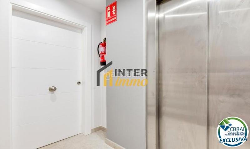 Foto 7e6dd9b4-676d-4b4e-b65b-f7e32bda04fd. Piso en carrer raval dels grecs 21 oportunidad centro: piso del 2020 con garaje opcional en Roses