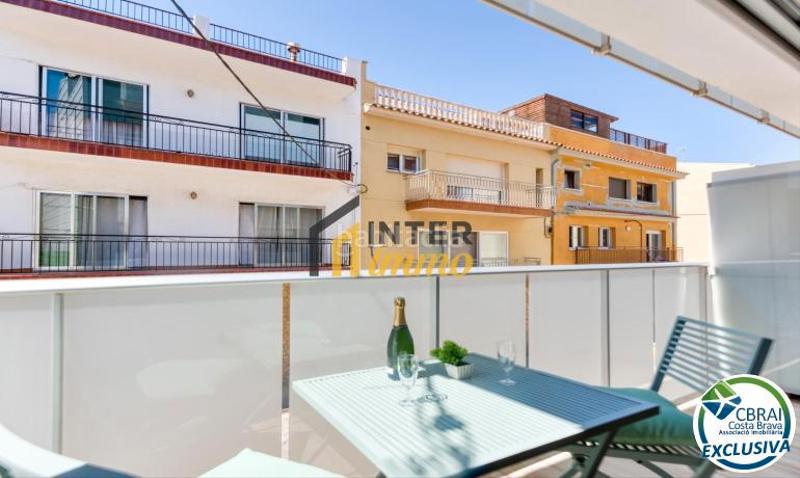 Foto a5ae7d5e-b898-4a6e-afd7-02f153db855b. Piso en carrer raval dels grecs 21 oportunidad centro: piso del 2020 con garaje opcional en Roses